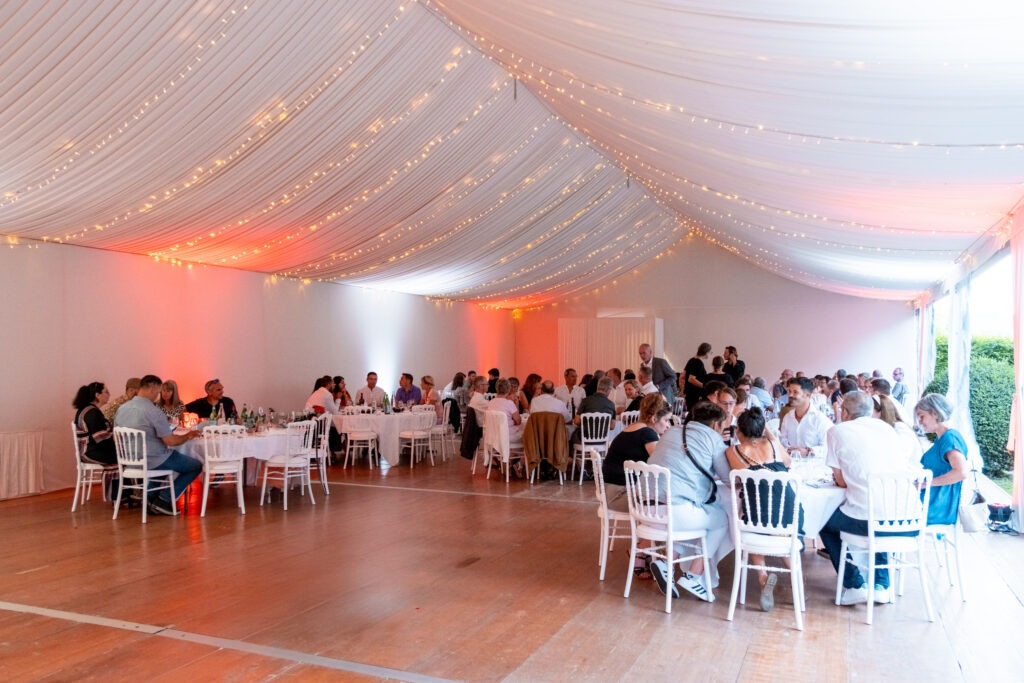 Un repas dans le chapiteau